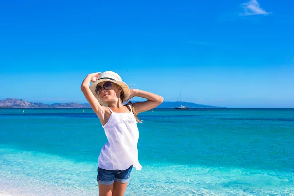 Liten glad tjej njuter av strandsemester — Stockfoto