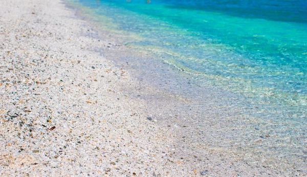 Água azul-turquesa incrivelmente limpa no mar perto da ilha tropical — Fotografia de Stock