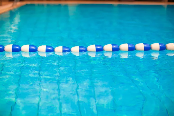 Piscina al aire libre azul — Foto de Stock