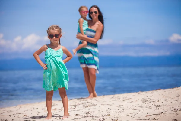 Adoráveis meninas e jovem mãe na praia branca tropical na ilha do deserto — Fotografia de Stock