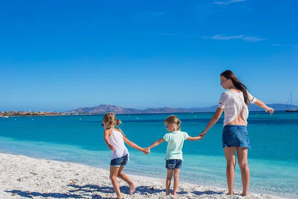 Ung mamma och hennes lilla döttrar njuter av sommarlovet — Stockfoto