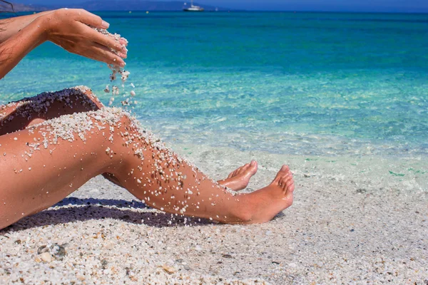 Крупним планом жіночі ноги фон бірюзового моря — стокове фото