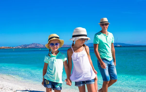 Padre e due bambini durante le loro vacanze tropicali — Foto Stock
