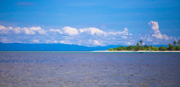 Unbewohnte tropische Insel im offenen Ozean auf den Philippinen — Stockfoto