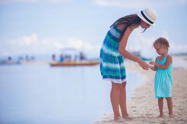 Mały dziewczyna i młoda matka na tropikalnej plaży — Zdjęcie stockowe