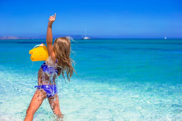 Urocza dziewczynka gra z zabawki na wakacje na plaży — Zdjęcie stockowe