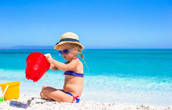 Urocza dziewczynka gra z zabawki na wakacje na plaży — Zdjęcie stockowe