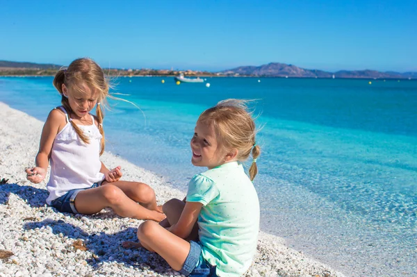 Çok sevimli şirin kızlar beyaz plaj tatil sırasında eğlenin — Stok fotoğraf