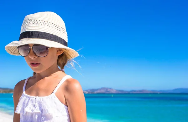Porträtt av lilla glad tjej njuter av strandsemester — Stockfoto
