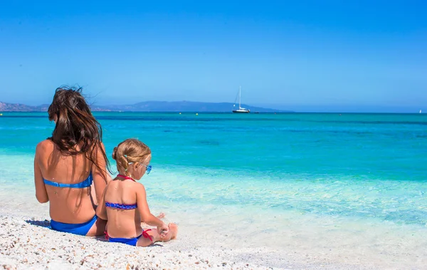 Genç anne ve sevimli küçük kız yaz tatili sırasında — Stok fotoğraf