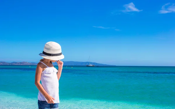 Liten glad tjej njuter av strandsemester — Stockfoto