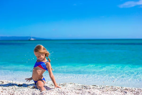 Kleines glückliches Mädchen genießt Strandurlaub — Stockfoto