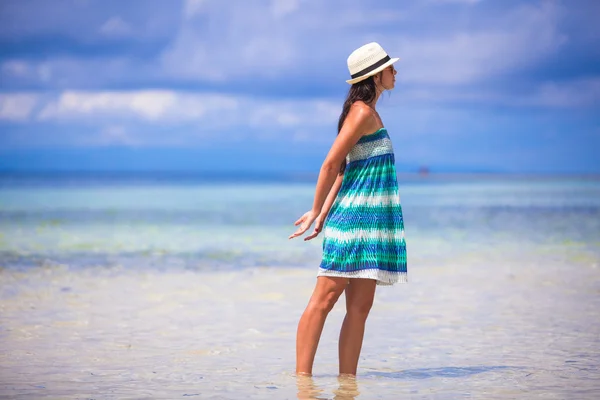 Νεαρή όμορφη γυναίκα κατά τη διάρκεια του διακοπές στην παραλία — Φωτογραφία Αρχείου