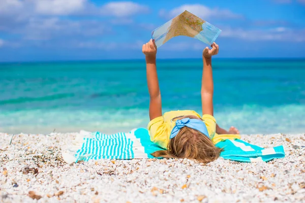 Schattig meisje met kaart vinden de manier op tropisch strandvakantie — Stockfoto