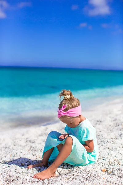 Niña adorable con teléfono celular durante las vacaciones en la playa — Foto de Stock