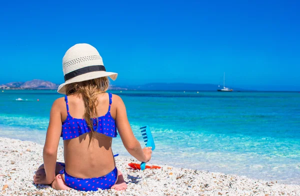 Yaz tatili sırasında tropikal plaj sevimli küçük kız — Stok fotoğraf