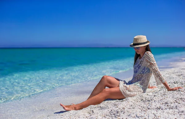 Krásná mladá dívka se těší tropickou dovolenou na pláži — Stock fotografie