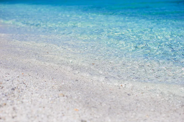 Acqua turchese incredibilmente pulita nel mare vicino all'isola tropicale — Foto Stock