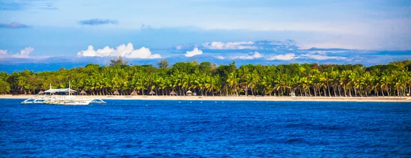 Spiaggia bianca perfetta con acqua turchese e grandi palme sulla spiaggia — Foto Stock