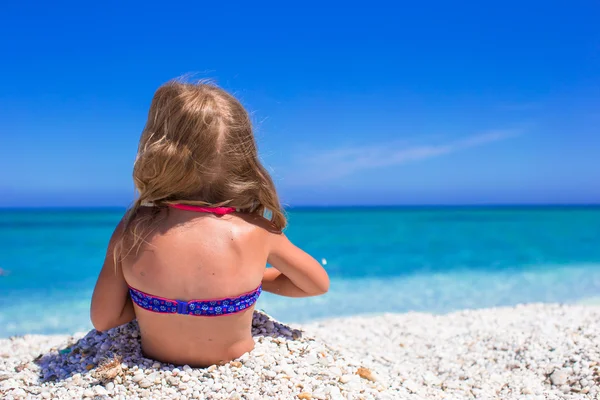Schattig meisje hebben plezier met strand speelgoed op tropisch strand — Stockfoto
