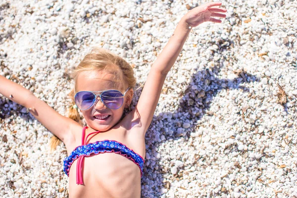 Schattig meisje op tropisch strand tijdens de zomervakantie — Stockfoto