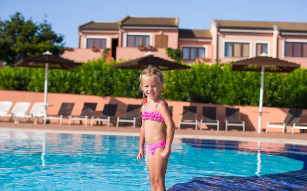 Menina feliz se divertindo na piscina fora — Fotografia de Stock