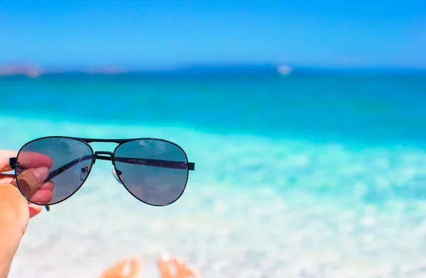 Nahaufnahme einer Sonnenbrille am tropischen Strand — Stockfoto