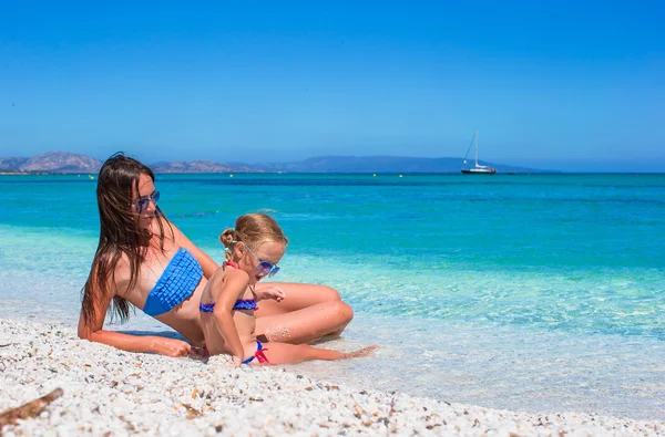 Young mother and adorable little girl during summer vacation — Stock Photo, Image