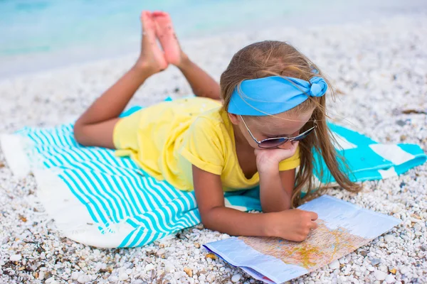 Bedårande liten flicka med karta hitta sätt på tropisk strandsemester — Stockfoto