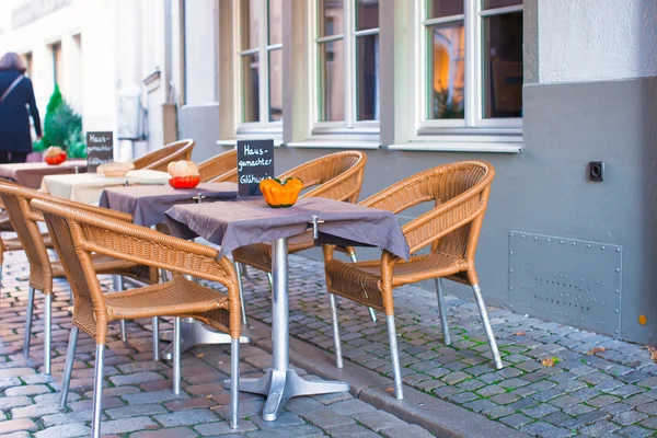 Café en plein air dans la ville européenne au temps de Noël — Photo