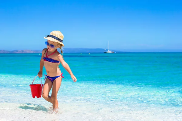 Schattig meisje spelen met strand speelgoed tijdens vakantie — Stockfoto