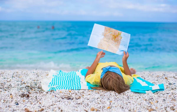 Bedårande liten flicka med karta hitta sätt på tropisk strandsemester — Stockfoto