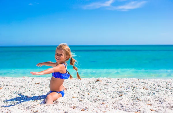 かわいいスポーティな女の子です白い熱帯ビーチで — ストック写真