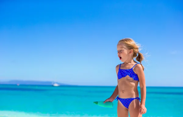 Adorable dziewczyna trochę zabawy na tropikalnej plaży — Zdjęcie stockowe