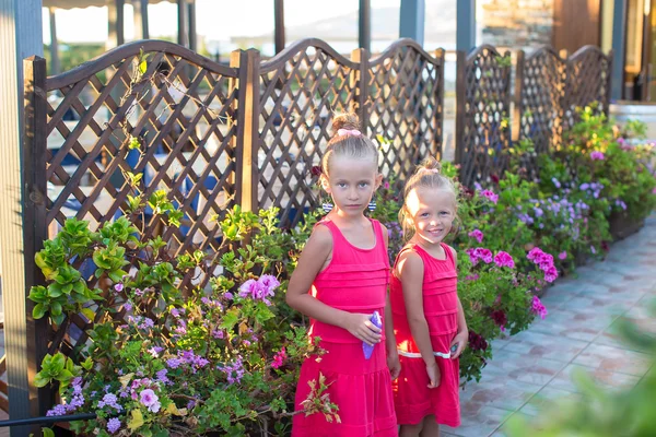 Kleine Mädchen genießen ihren Sommerurlaub — Stockfoto