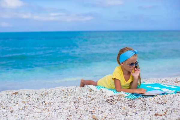 Adorable petite fille avec la carte trouver le chemin des vacances à la plage tropicale — Photo