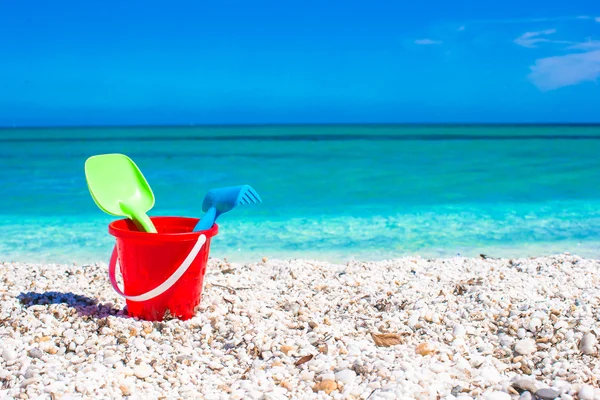 Letní děti plážové hračky v bílém písku — Stock fotografie