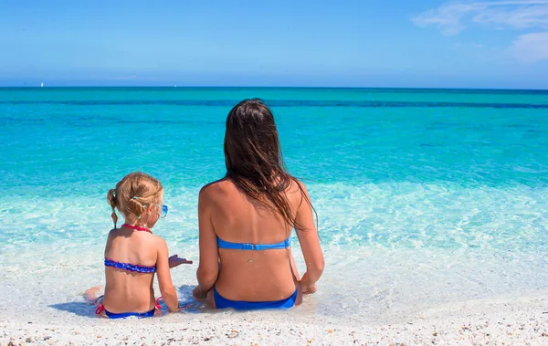 Young mother and adorable little girl during summer vacation — Stock Photo, Image