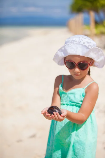 열 대 해변에서 손에 불가사리와 귀여운 소녀 — 스톡 사진