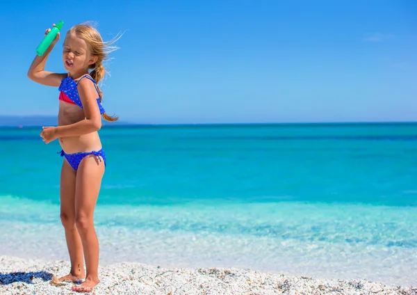 Adorable niña divertirse en la playa tropical en aguas poco profundas —  Fotos de Stock