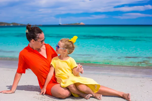 Ragazzina e mamma felice durante le vacanze al mare tropicale — Foto Stock