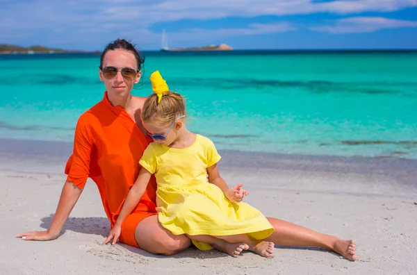 Kis lány és fiatal anya szórakozás trópusi tengerparton — Stock Fotó