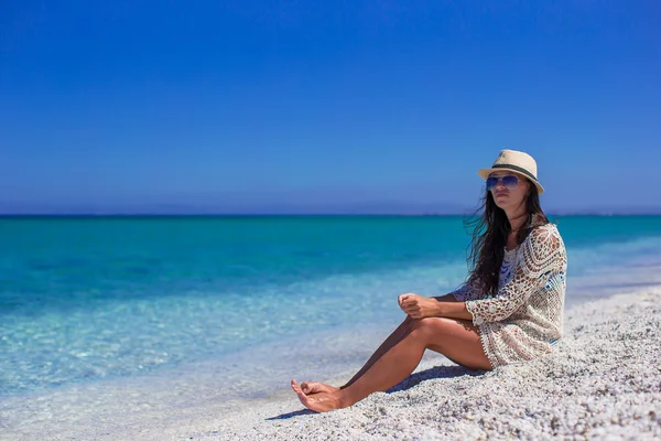 Young beautiful girl enjoying beach tropical vacation — Stock Photo, Image