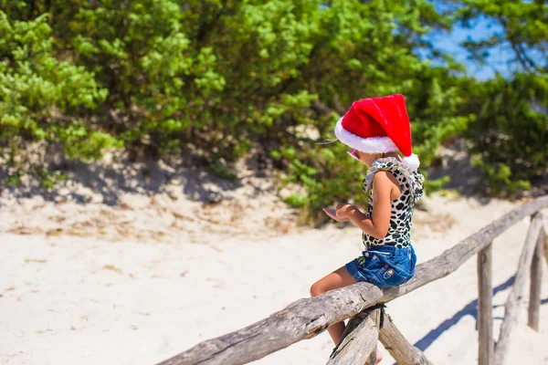 Schattig mooi klein meisje in Kerstman hoed tijdens vakantie — Stockfoto