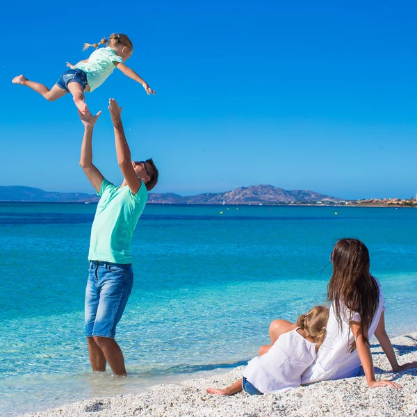 Familj på fyra att ha kul under sin tropiska semester — Stockfoto