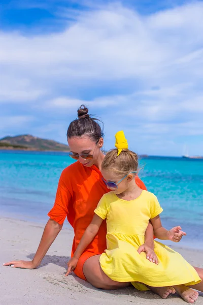 Lilla flickan och ung mamma att ha kul på tropical beach — Stockfoto