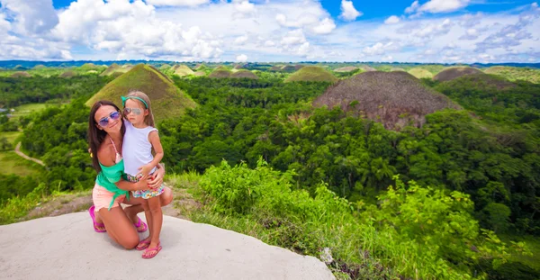 Young mom and adorable little girl at the Chocolate Hills in Bohol — Stock Photo, Image