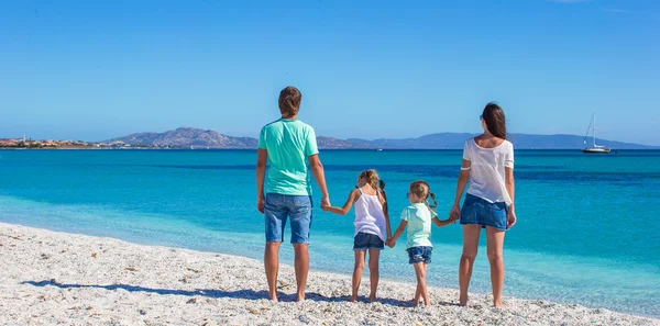 Vista posteriore della famiglia con due bambini in vacanza tropicale — Foto Stock