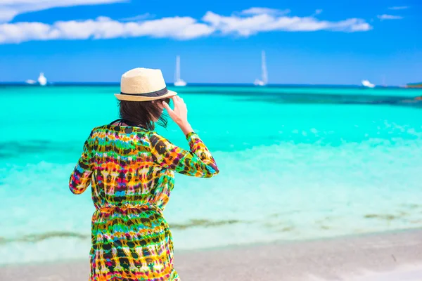 Young beautiful woman on summer vacation at tropical white beach — Stock Photo, Image