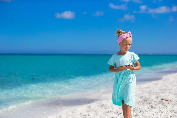 Adorable niña en la playa tropical durante las vacaciones de verano —  Fotos de Stock